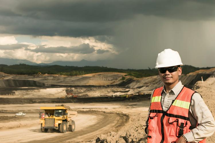 Production Managers and Directors in Mining and Energy pay and hours